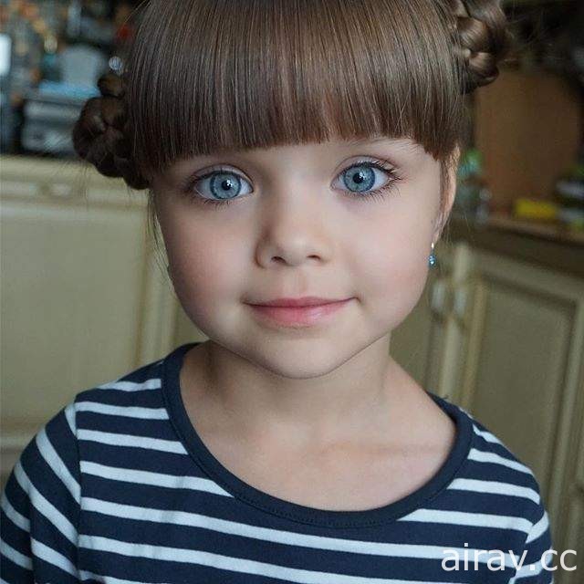 俄羅斯《5歲大眼萌女娃》眼睛美成這樣不科學