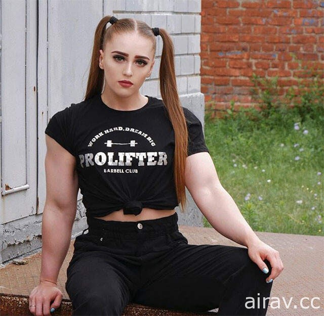 俄羅斯肌肉美女《Julia Vins》畫面就像妹子穿著由筋肉打造的鎧甲一樣