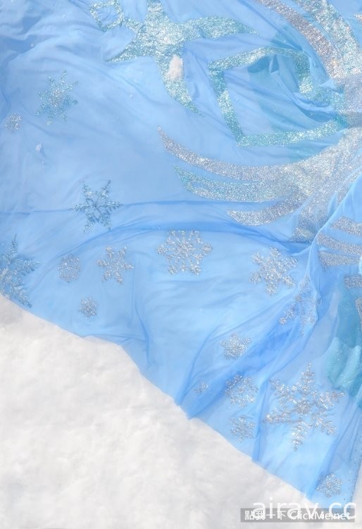 神手Coser用盡１０萬顆水鑽，親手製作《冰雪奇緣》艾莎華麗禮服！