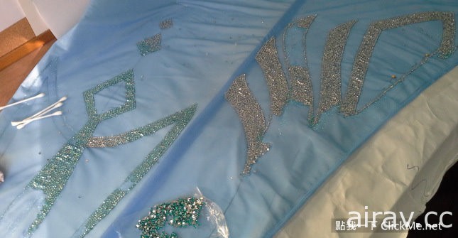 神手Coser用盡１０萬顆水鑽，親手製作《冰雪奇緣》艾莎華麗禮服！