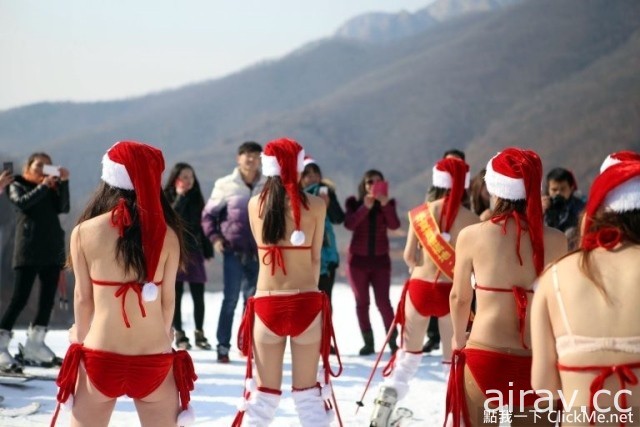 零下１度美女竟穿「比基尼」滑雪！？看得我身體好熱…