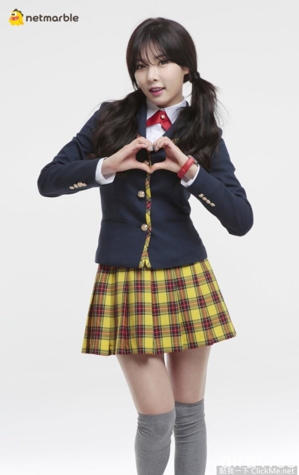 南韓性感女神「泫雅」扮演爆乳高中制服妹！襯衫鈕扣差點撐不住！