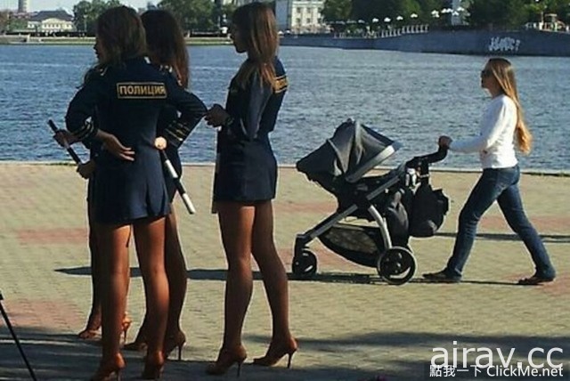 俄羅斯女警穿短裙露美腿太火辣，政府生氣下令『不准穿』！