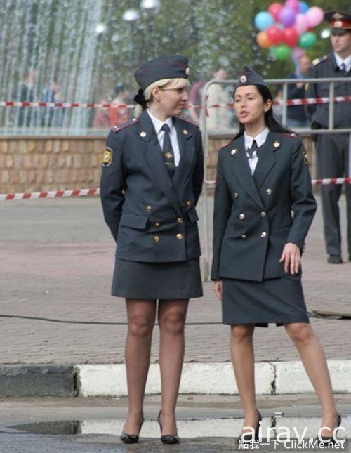 俄羅斯女警穿短裙露美腿太火辣，政府生氣下令『不准穿』！