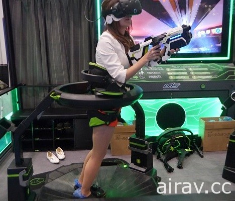 VR 筐體「UNIS VR Omni Arena」體驗使用自己的雙腳來移動的 VR 槍戰射擊遊戲