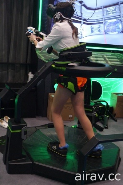 VR 筐体“UNIS VR Omni Arena”体验使用自己的双脚来移动的 VR 枪战射击游戏