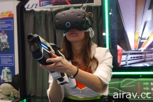 VR 筐体“UNIS VR Omni Arena”体验使用自己的双脚来移动的 VR 枪战射击游戏