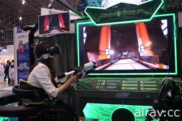 VR 筐體「UNIS VR Omni Arena」體驗使用自己的雙腳來移動的 VR 槍戰射擊遊戲