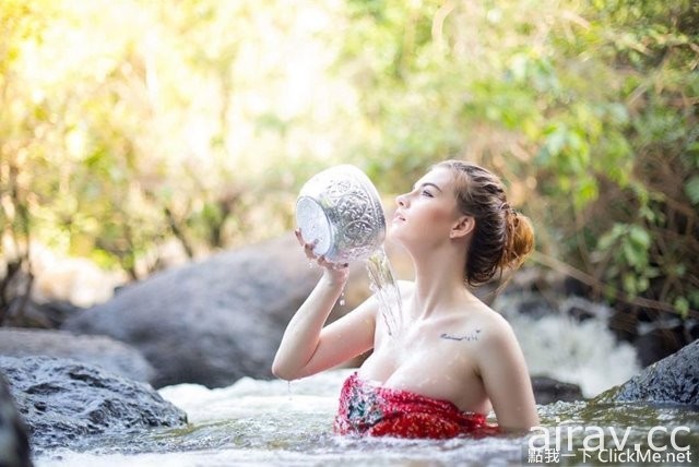 ９４狂！【泰国混血女模】在溪边湿身，“长辈”呼之欲出好惊人！