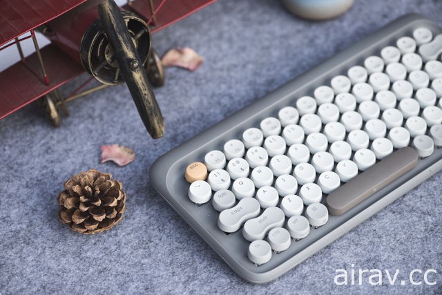 以打字机作为灵感设计的 Lofree 机械键盘在台开放预购