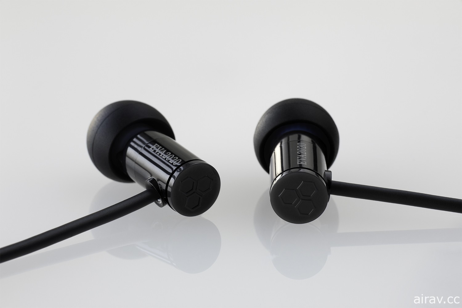 SNEXT 發表《福音戰士》合作設計款式無線 / 有線耳機 預定 8 月上市