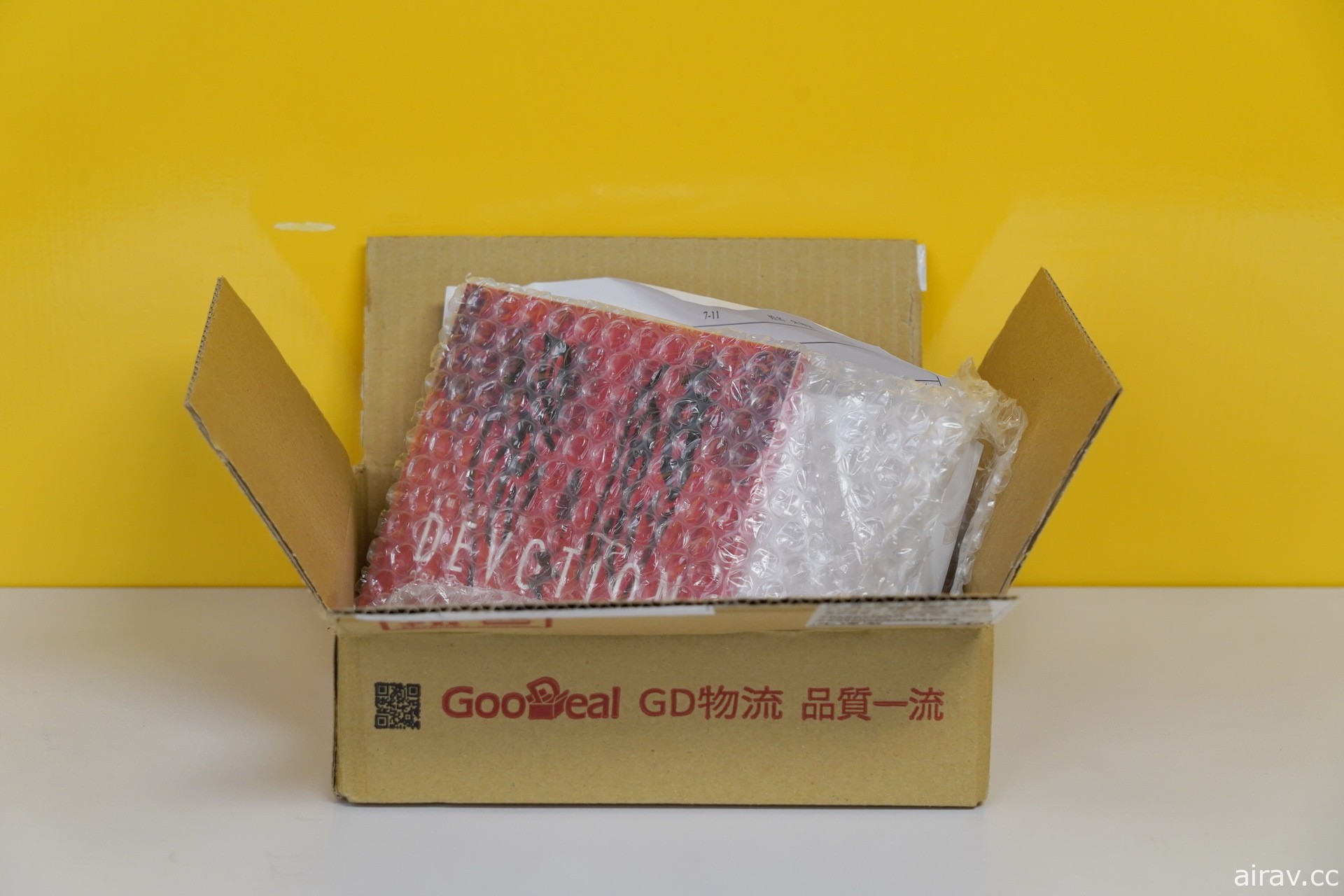 【開箱】一窺《還願》台灣限定版與原聲帶實際樣貌 回到 1980 年代的復古錄影帶外盒