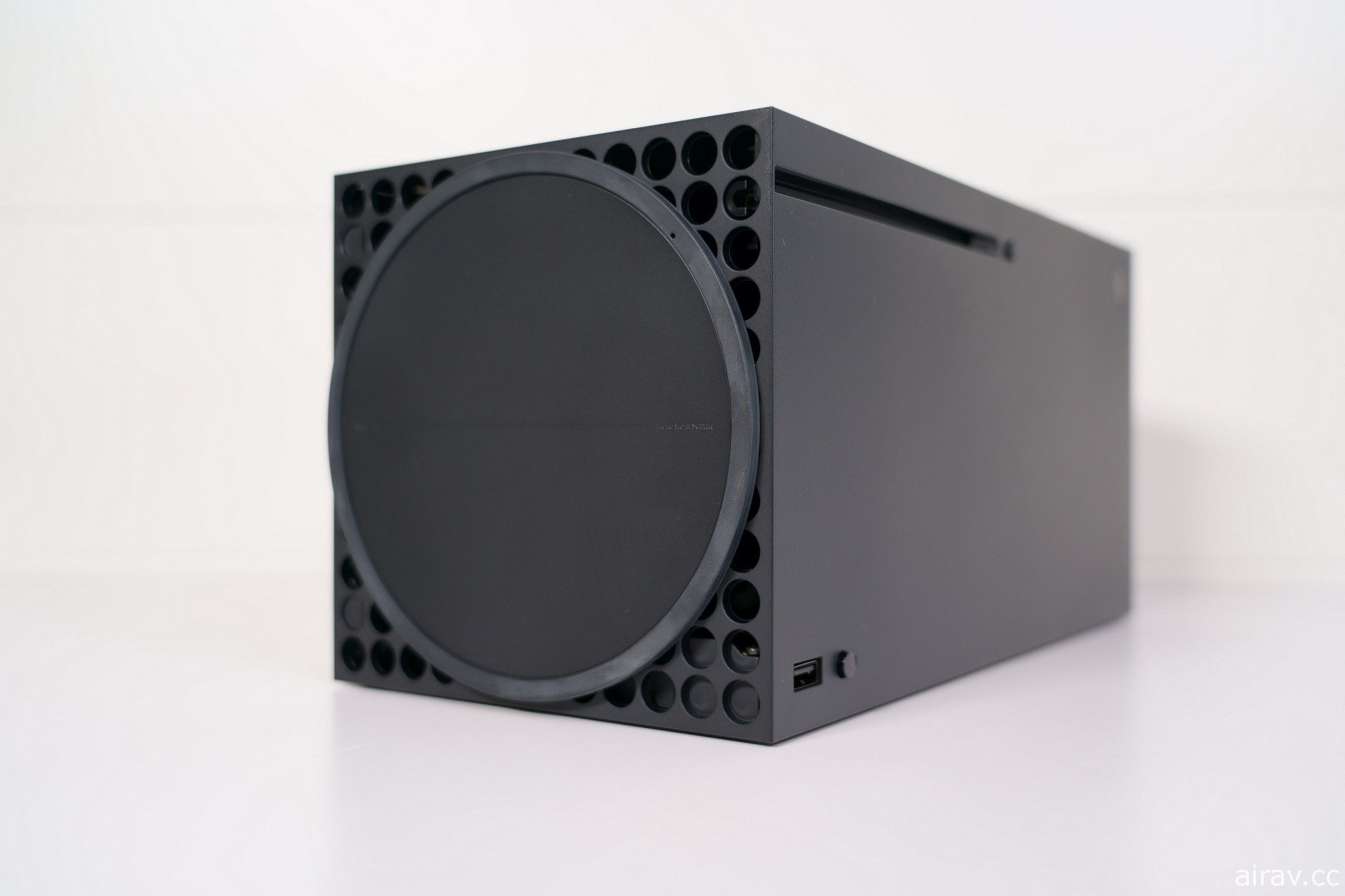 Xbox Series X | S “展示用模型” 一手开箱！ 一窥双版本次世代主机造型尺寸奥秘