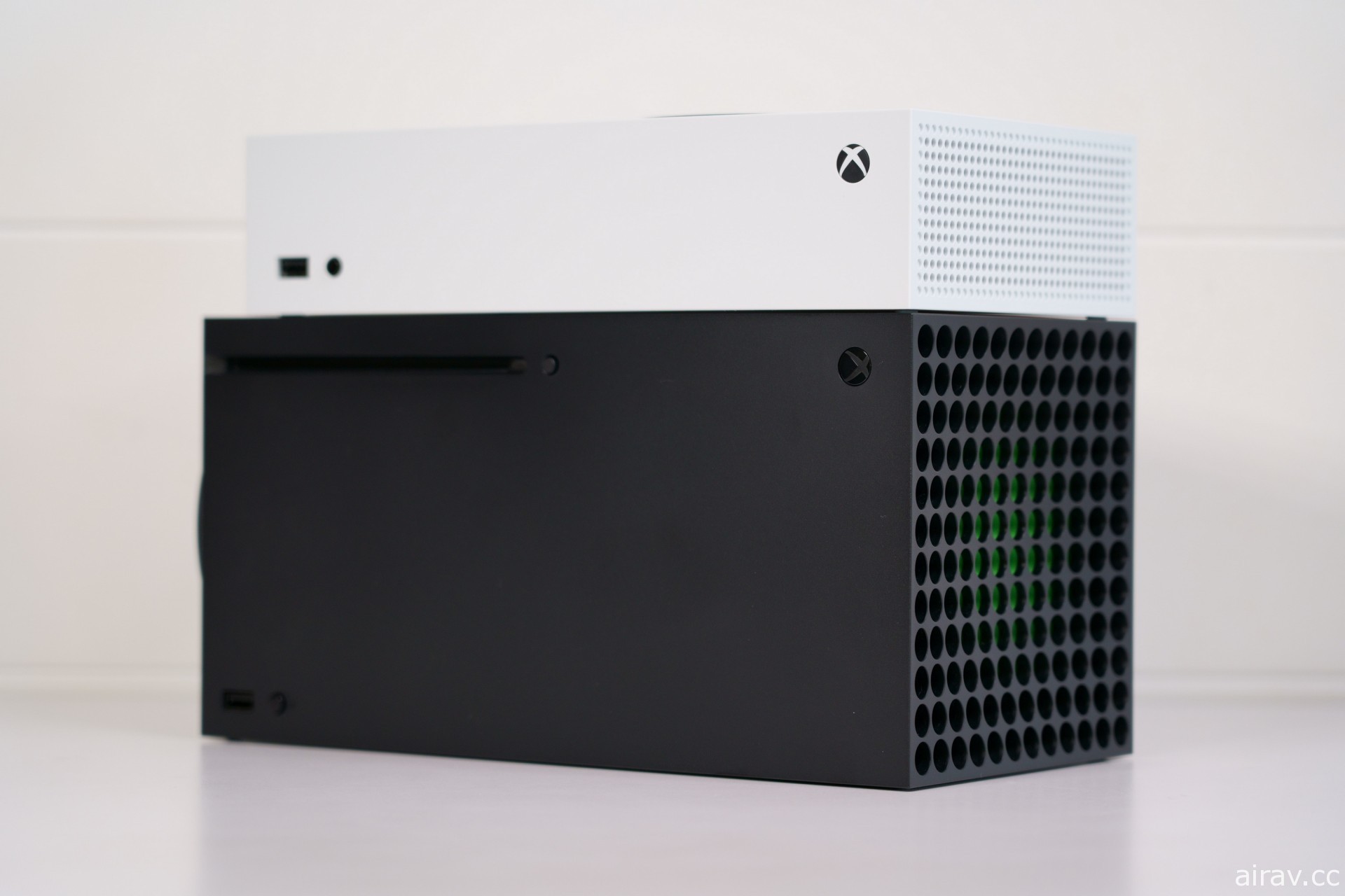 Xbox Series X | S “展示用模型” 一手开箱！ 一窥双版本次世代主机造型尺寸奥秘