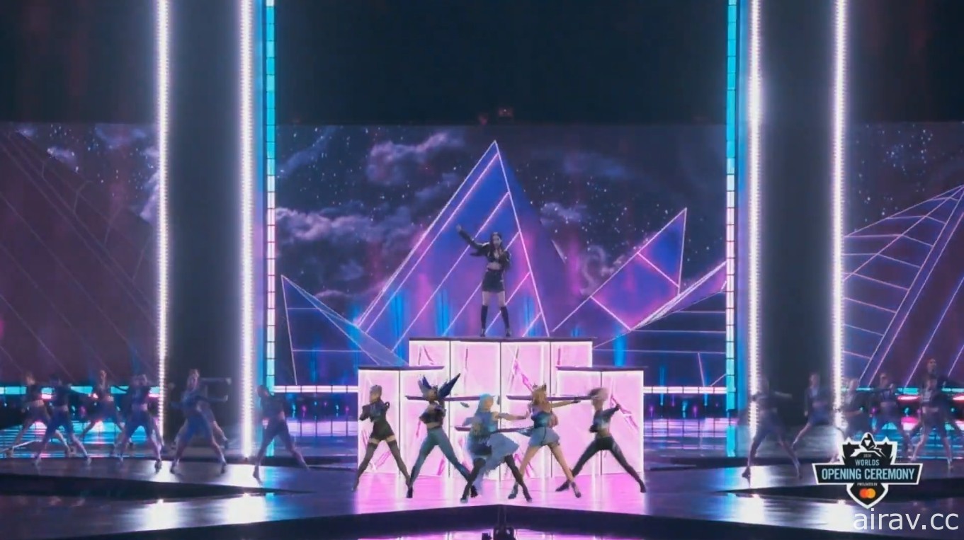 《英雄联盟》2020 世界大赛总决赛正式开战 歌手刘柏辛登台与 K/DA 共同揭开赛事序幕