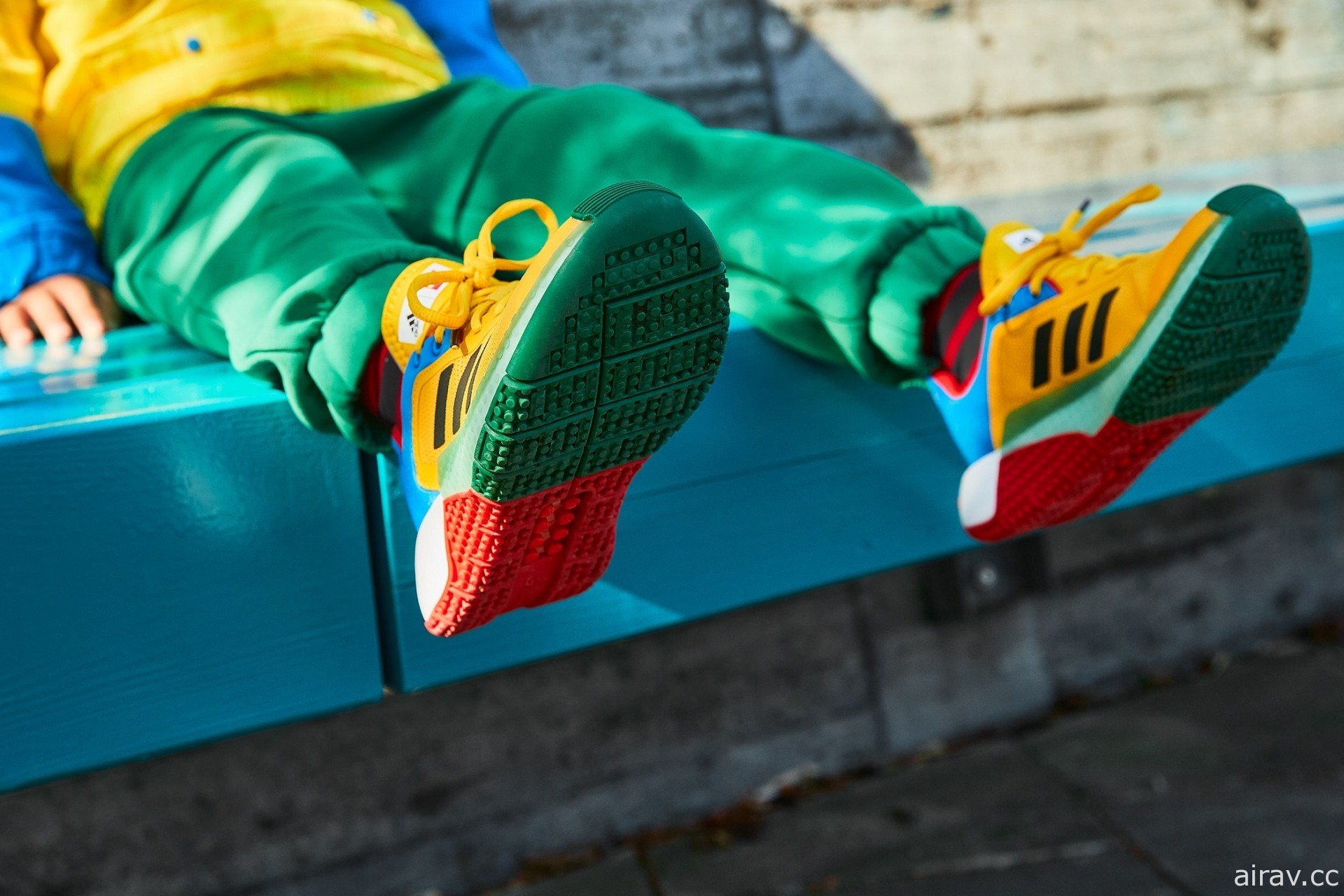 adidas x LEGO 展开联名 推出一系列儿童鞋款与服饰