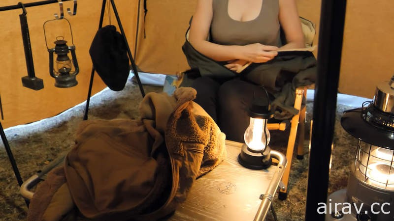 Camp Rock《女子一人野营》宁静的画面配上营火焚烧的声音，好疗愈