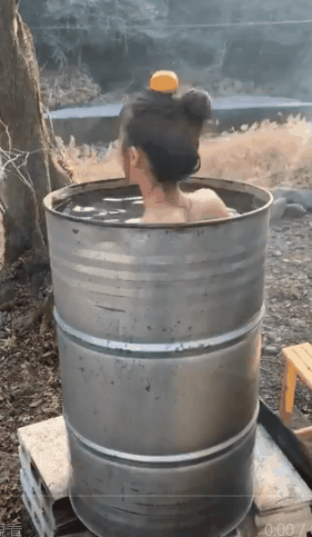 巨乳正妹野外挑戰《鐵桶泡澡》寺本莉緒這樣浸在裡面不會覺得燙嗎？