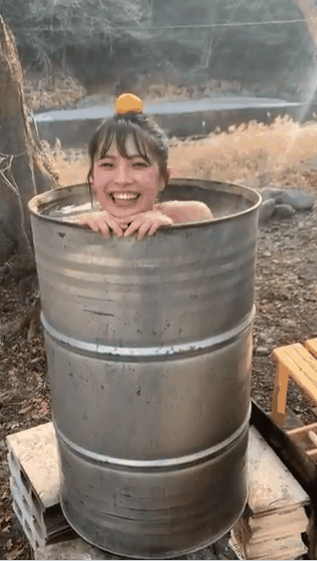 巨乳正妹野外挑戰《鐵桶泡澡》寺本莉緒這樣浸在裡面不會覺得燙嗎？