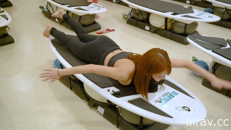 【有片】Surf Fit《衝浪肌肉訓練》乳此兇器站在板上平衡感的掌握也要很小心