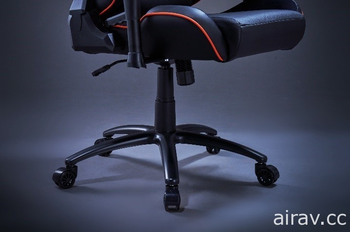 技嘉推出 AORUS AGC310 專業電競賽車椅 擁有加寬的椅背與椅坐設計