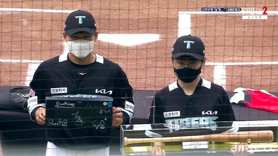 《英雄联盟》选手ShowMaker与父亲ShowMakerMaker（？）在韩国职棒开球