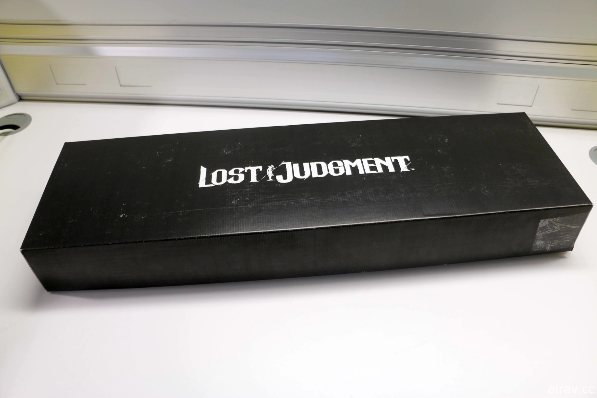 《審判之逝：湮滅的記憶》非賣品大禮包開箱 實體滑板、無人機實測！