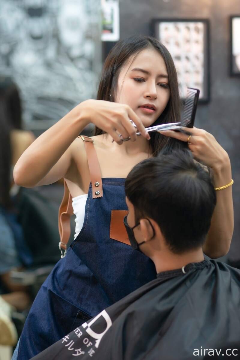 超辣宣傳廣告《泰國髮廊 Real Cut 4》辣妹設計師趴在你身上剪髮...其實只是個誤會QQ