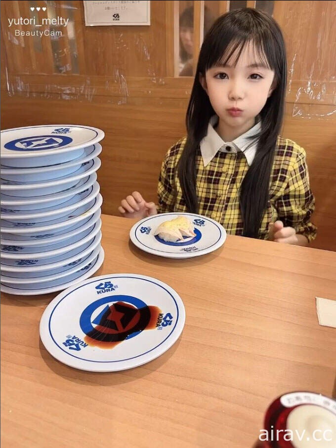 網友發現《吃迴轉壽司的可愛小女孩》萌萌的感覺看一眼都覺得自已被治癒了