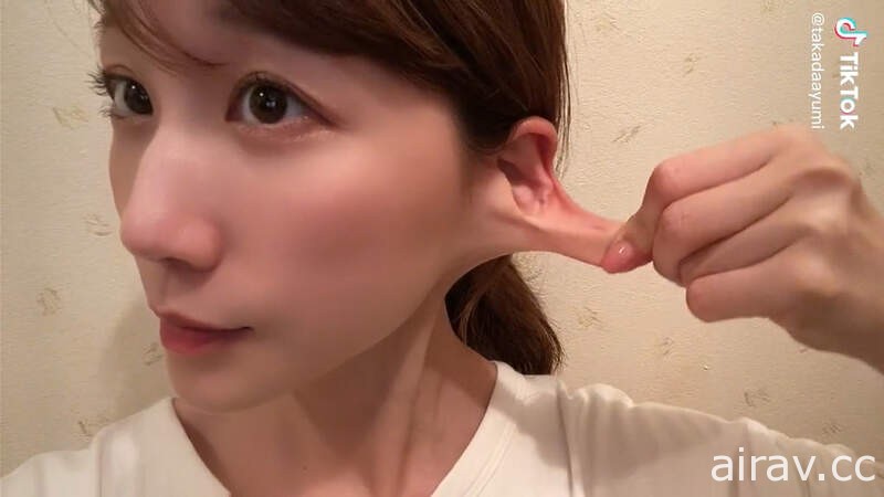 日本正妹高田步美示范《耳朵的正确用法》可以卷起来固定雨伞、自拍棒这真的太强了