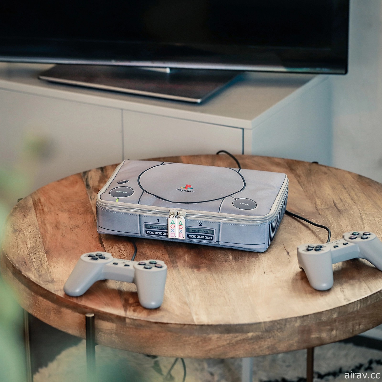 寶島社發表附贈初代 PlayStation 主機原尺寸收納包的雜誌刊物 預定 6/13 推出